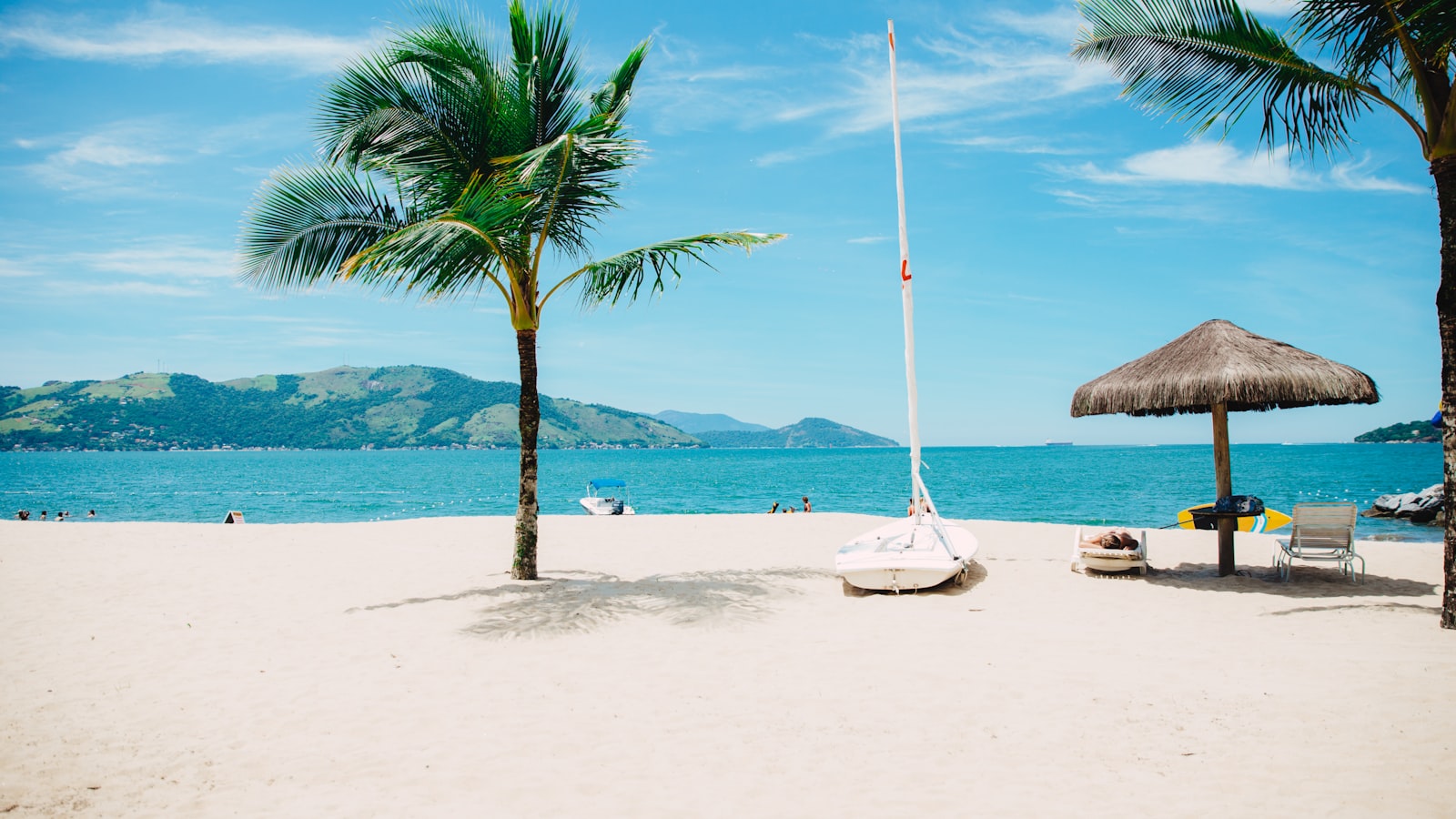 Panorama van de kustlijn van Jávea met turquoise water en kliffen